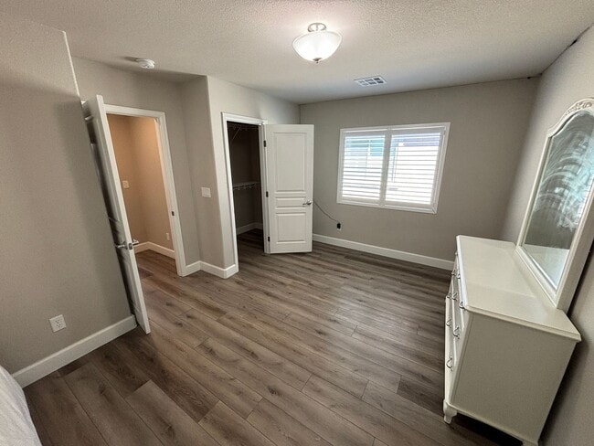 Building Photo - Contemporary 4Bed/3Bath/3 Car/+ Loft -residence located in the Silverado Ranch area
