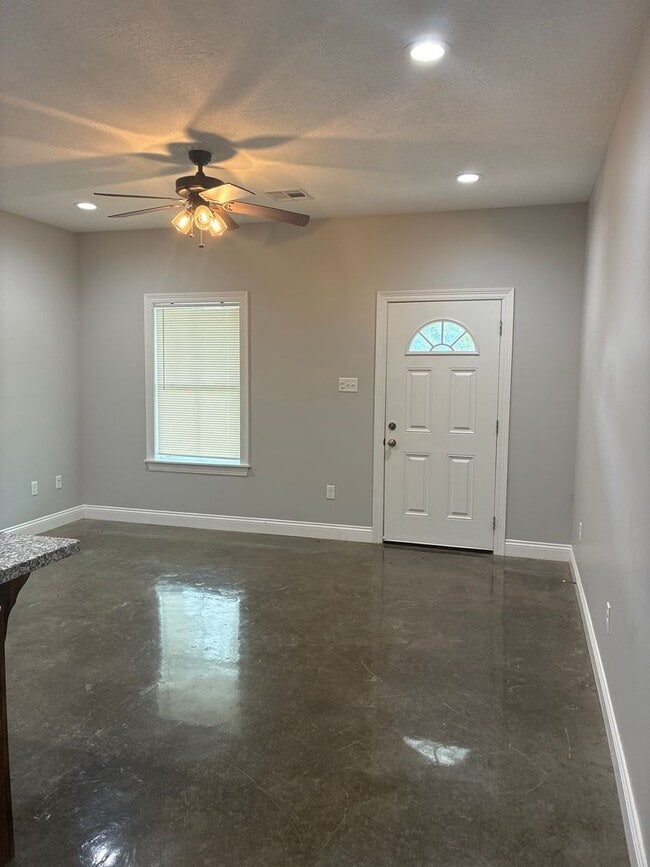 Building Photo - Duplex for lease