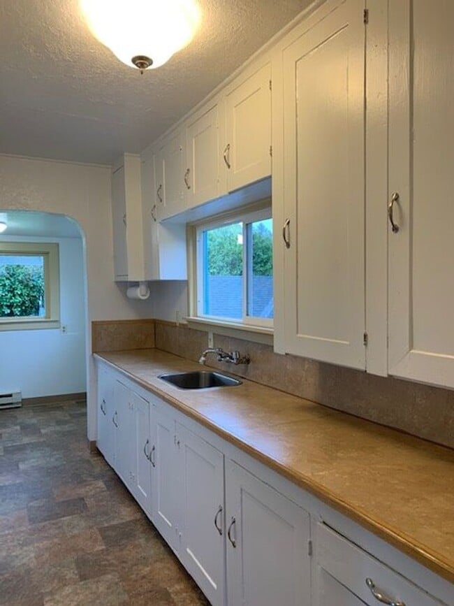 Building Photo - One-bedroom cottage on a large lot