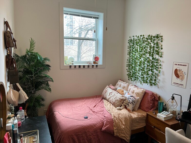 Bed 3 - 161 W Schiller St