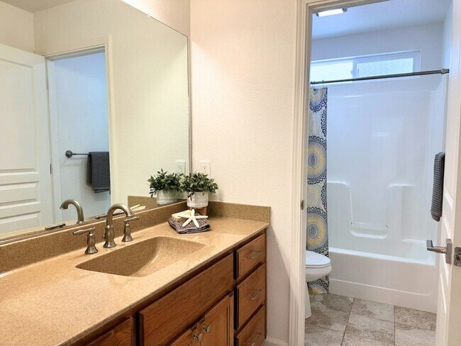Building Photo - 1661 La Paloma Ct