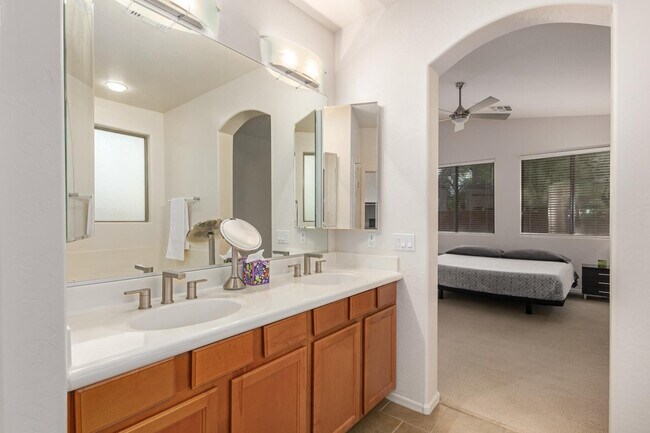 Building Photo - 15273 W Edgemont Ave