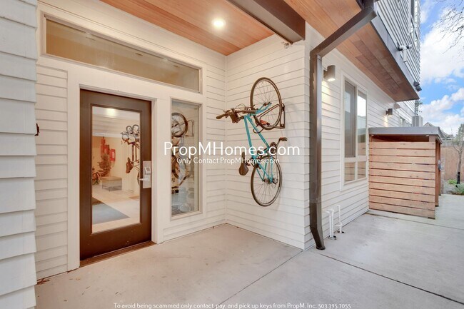 Building Photo - Two Bedroom Modern Oasis with Stunning Views & Designer Finishes