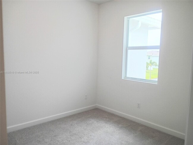 Building Photo - 329 SE Crossoak Ln