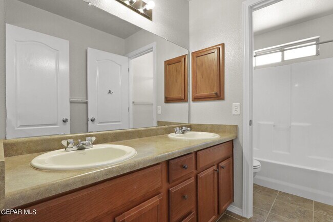 Building Photo - 2300 Glitter St