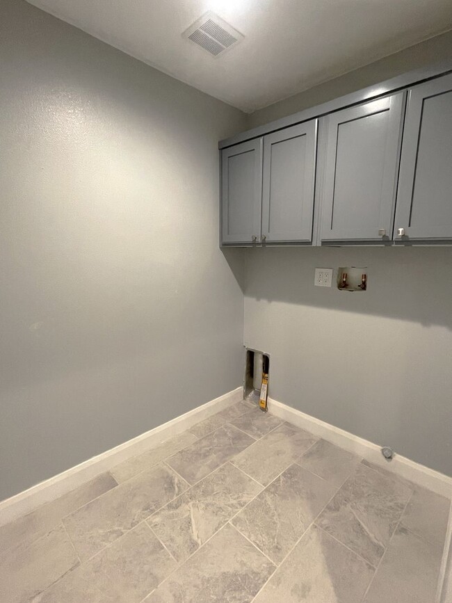 Building Photo - Gorgeous New Construction!