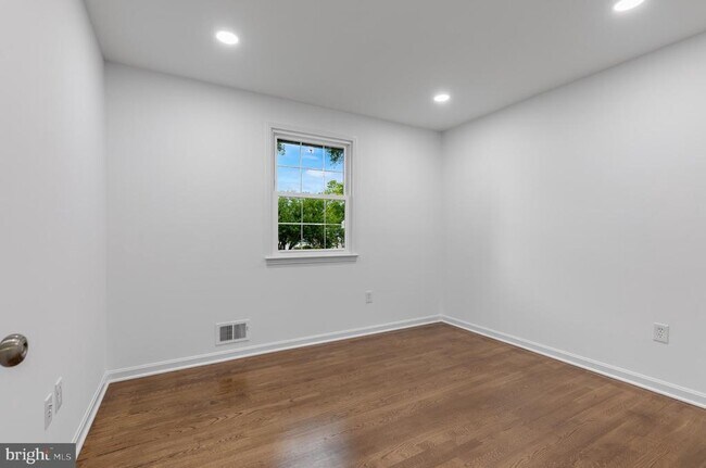 Building Photo - 1402 Mullins St