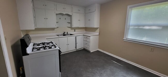 Building Photo - Southeast 2 BR house! 1 car garage! $995!
