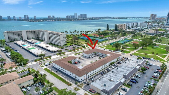 Building Photo - 810 Lake Shore Dr