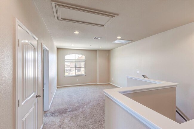 Building Photo - 2880 Donnell Dr