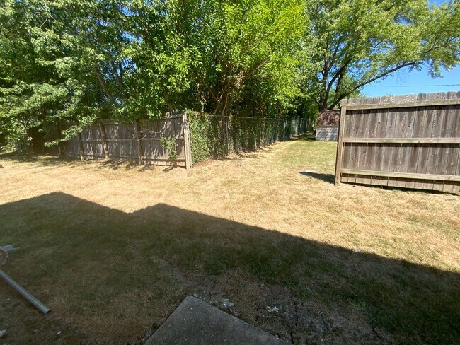 Building Photo - 3 Bedroom 2 Bathroom Duplex