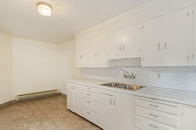 Building Photo - Welcoming 1 BD | 1 BA Conveniently Located...