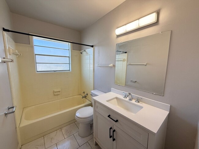 Building Photo - Tulsa 3 Bedroom 1 Bath Duplex with Fenced private Backyard