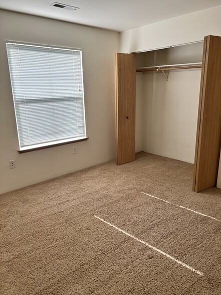 second bedroom - 5557 Glenridge Way