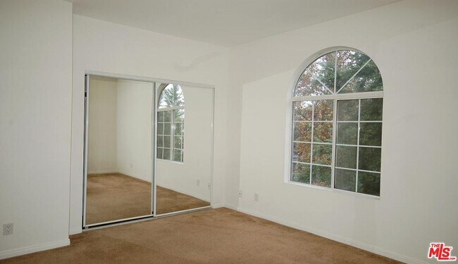 Building Photo - 5248 Satsuma Ave