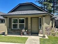 Building Photo - Town Access 2-bd Bungalow in Beautiful Sis...