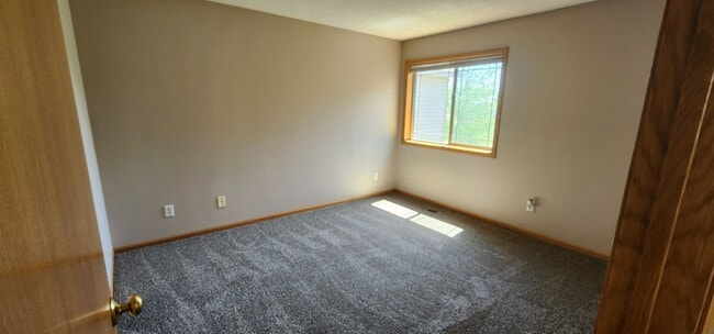 Building Photo - Beautiful 3 Bed, End Unit, Town Home for Rent
