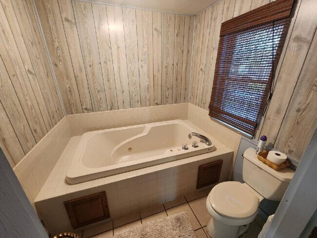 Building Photo - Coming Soon - Nice 2 bedroom 1 1/2 bathroo...