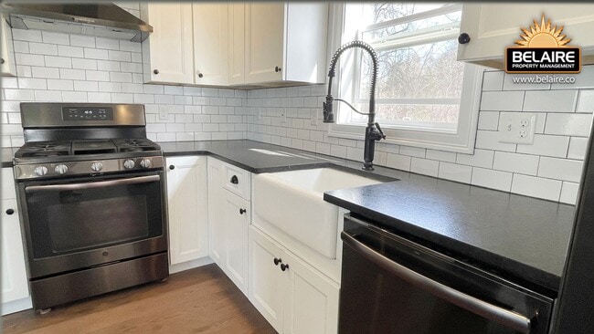 Building Photo - Cozy Country Living