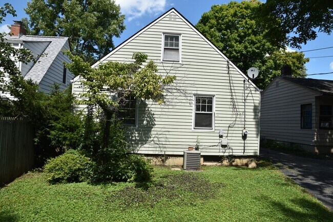 Building Photo - 3 Bedroom Home in Clintonville/Beechwold Area