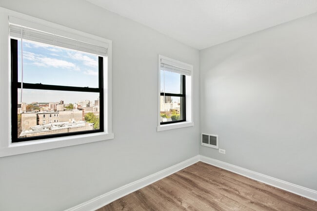 Building Photo - 4520 N Clarendon Ave