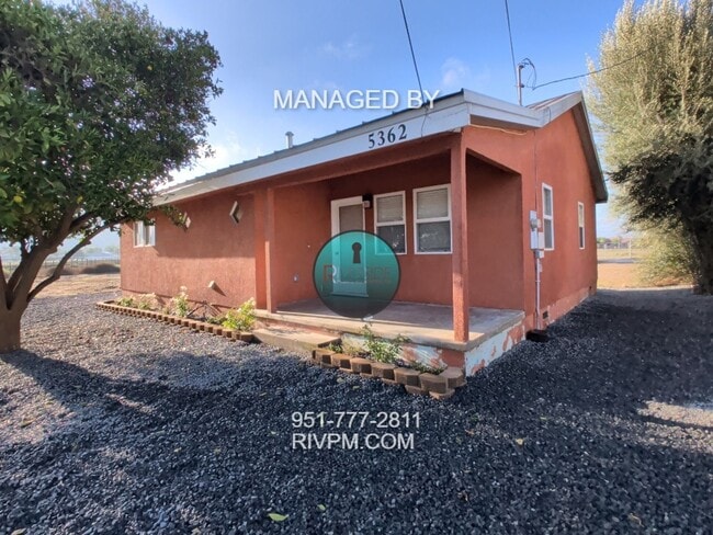 Building Photo - Charming Jurupa Valley home on a spacious lot with RV parking!