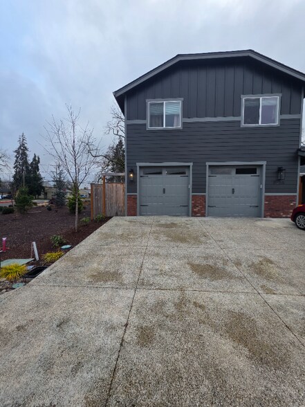 Building Photo - 877 Park Ave NE