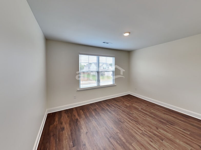 Building Photo - 5208 Valor Dr