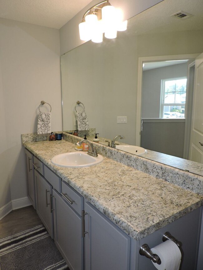 Building Photo - Easy access to interstate, shopping & Navy...