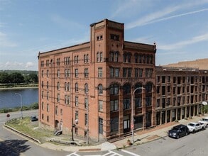 Building Photo - 155 S River St