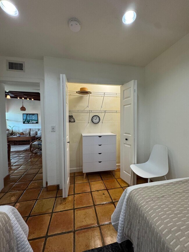 Building Photo - 256 E 24th St