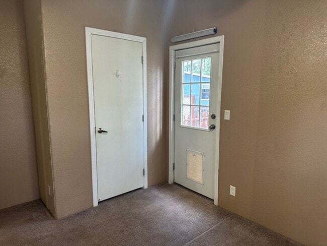 Building Photo - Stylish 3-Bed Home with Backyard & Garage!