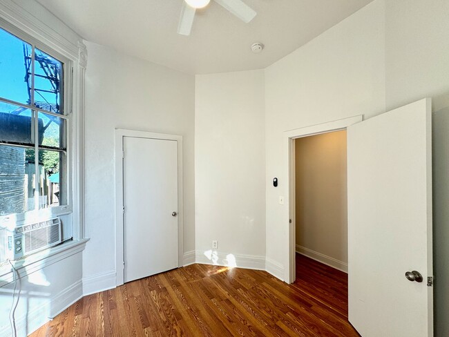 Building Photo - 2233 Victor St