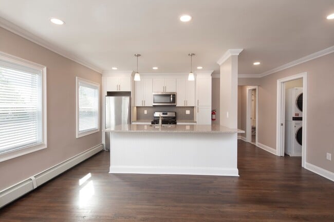 Building Photo - Hickory Manor: In-Unit Washer & Dryer, Heat, Water & Gas Included, Fitness Center, Sauna, and Bar...