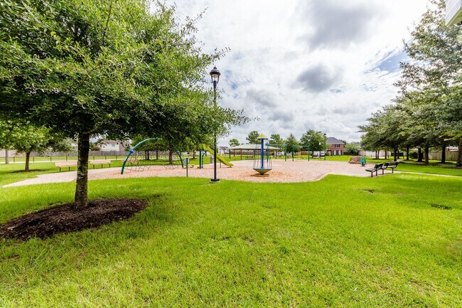 Building Photo - 7615 Greenwood Point Dr