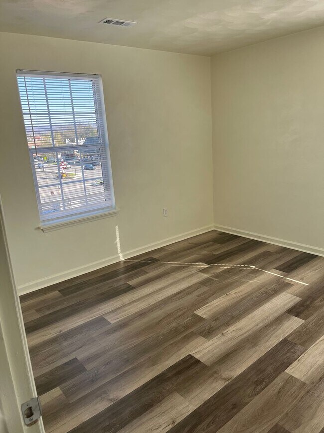 Building Photo - 4 Bedroom 2 Bathroom 1st Floor