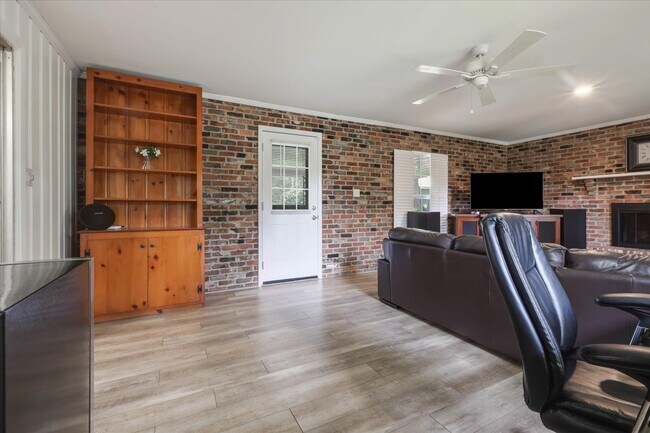 Building Photo - 1917 Sharon Rd