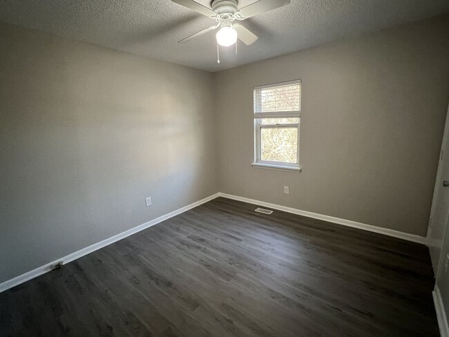 Building Photo - ELLG715