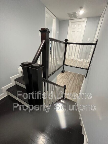 Building Photo - 551 Ridgeway Cir