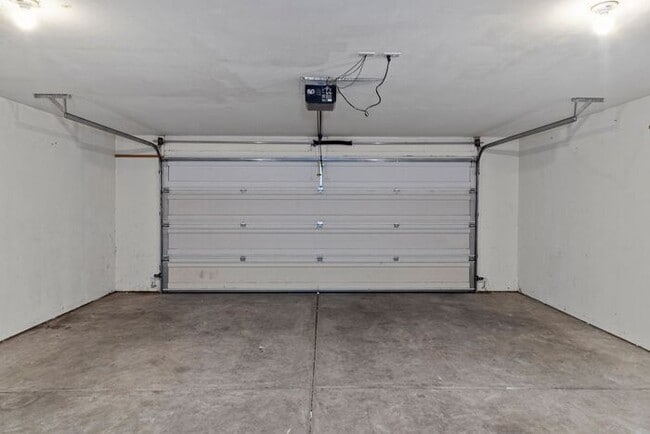 Building Photo - Wonderful 3 Bedroom Home with New Flooring and Paint