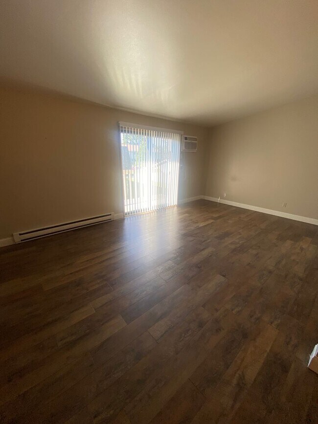 Building Photo - Private Entry Upper 2 Bedroom Apartment!