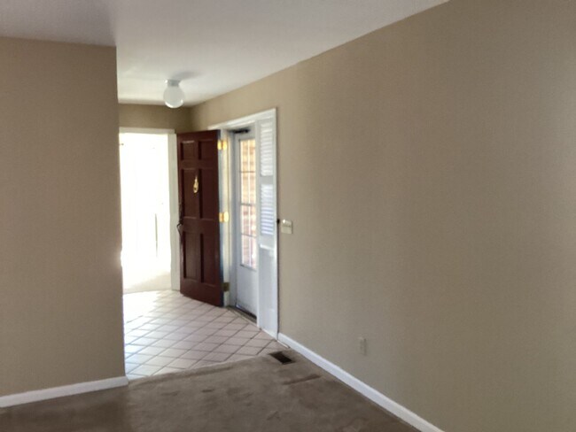 Building Photo - Beautiful Brick Ranch in Desirable Golf Course Community