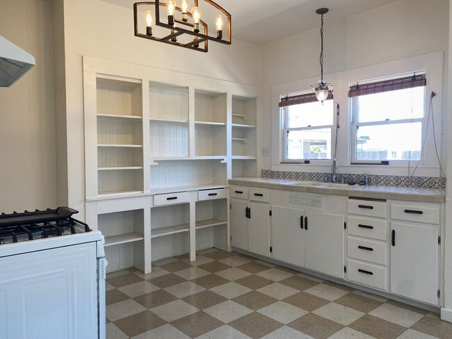 Building Photo - Must see this Antique Beauty! 3-bed/1 bath...