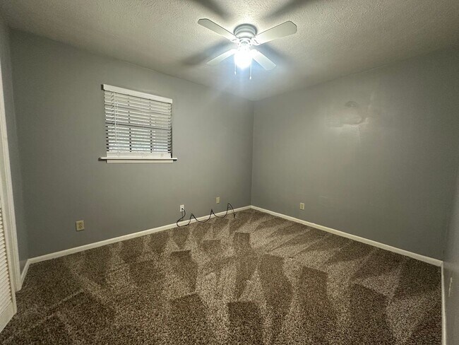 Building Photo - EASTSIDE PET FRIENDLY duplex in Brewster Estates avail now!