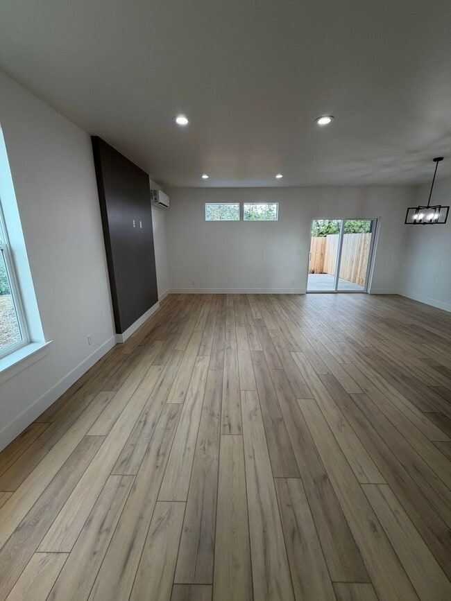Building Photo - 300 Seven Oaks Ln