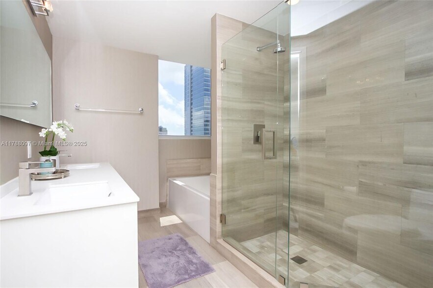 Building Photo - 1300 Brickell Bay Dr