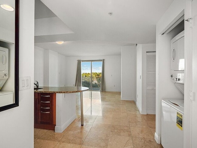 Building Photo - "Chic 1-Bedroom Retreat in the Heart of Miami - 782 Sq Ft of Comfort!"
