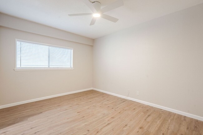 Building Photo - UTILITIES INCLUDED! Fresh & Updated 3bd 2b...