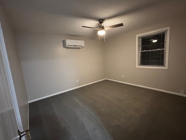 Building Photo - 981 Yale Ave