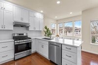Building Photo - Spacious Townhome in Bellevue College Neig...